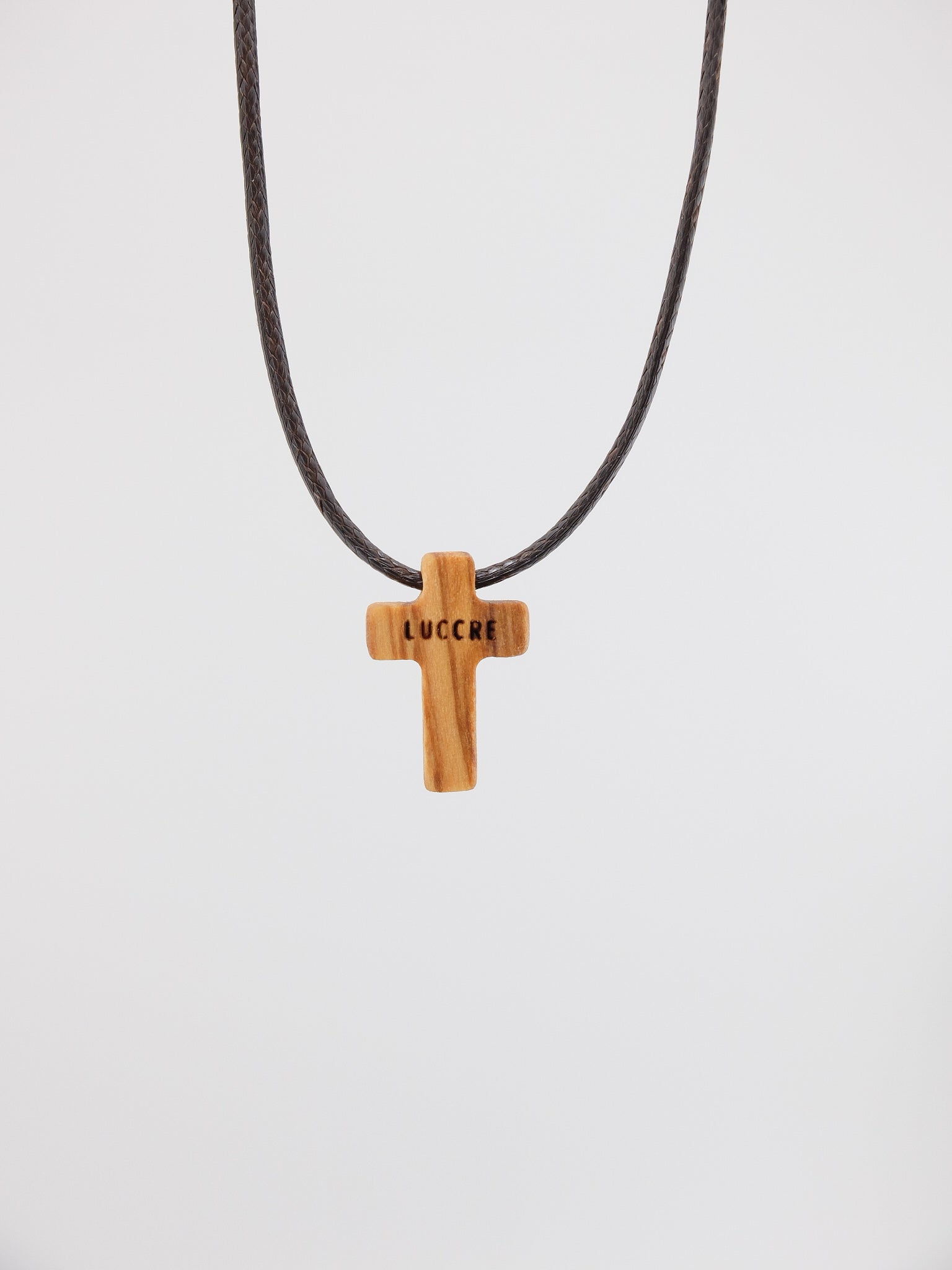 Colgante cruz madera latina