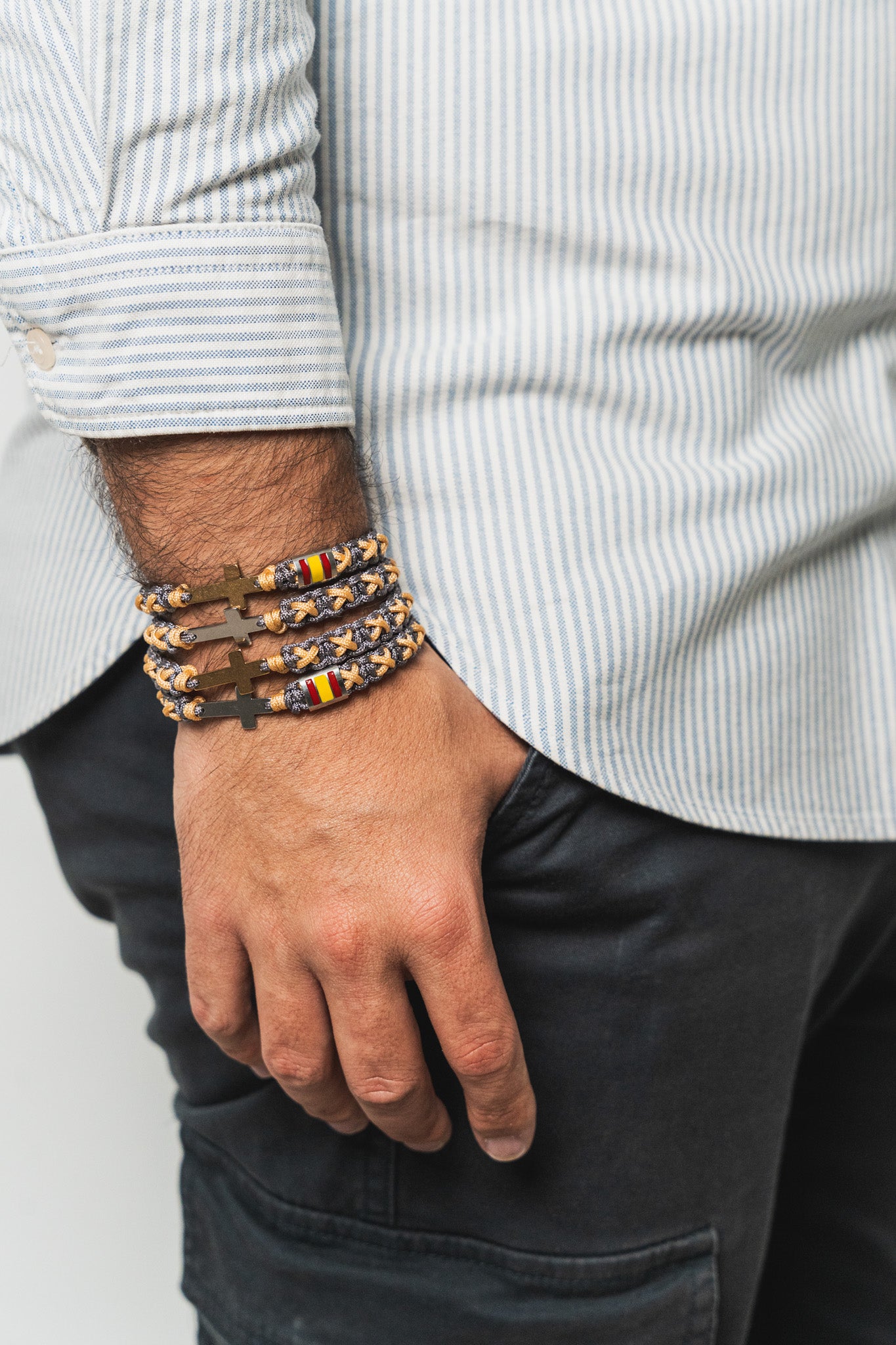 Pulsera cruz gris y amarillo vintage