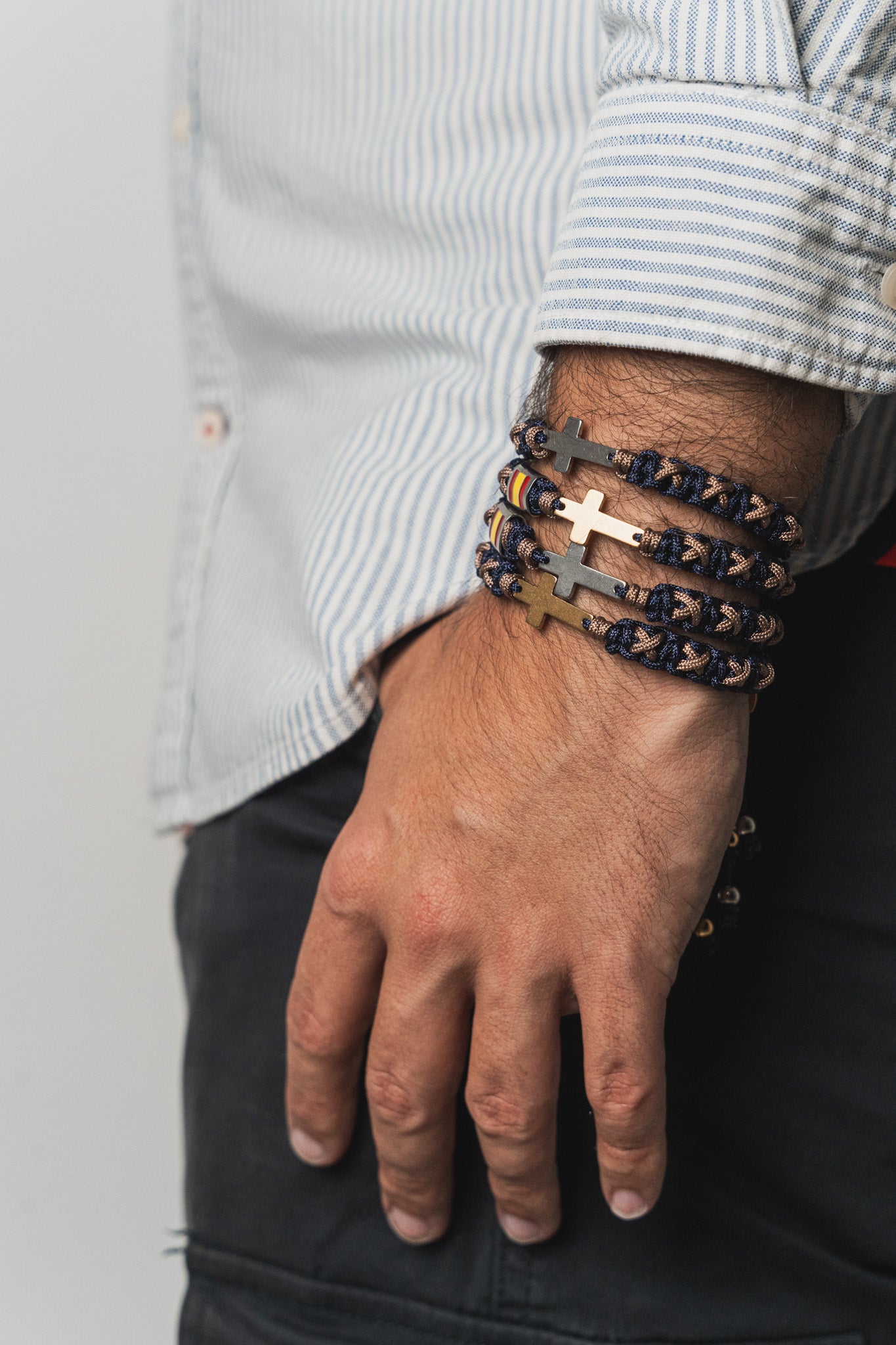 Pulsera cruz azul marino y camel