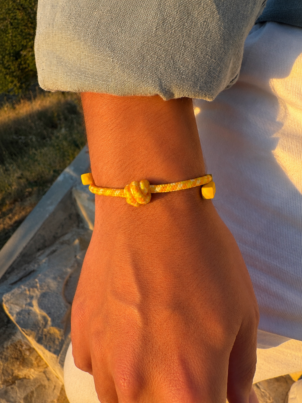 Pulsera nudo amarilla